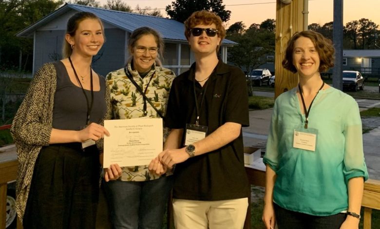 Photo of Students Awarded, Lauded at Plant Biology Conference